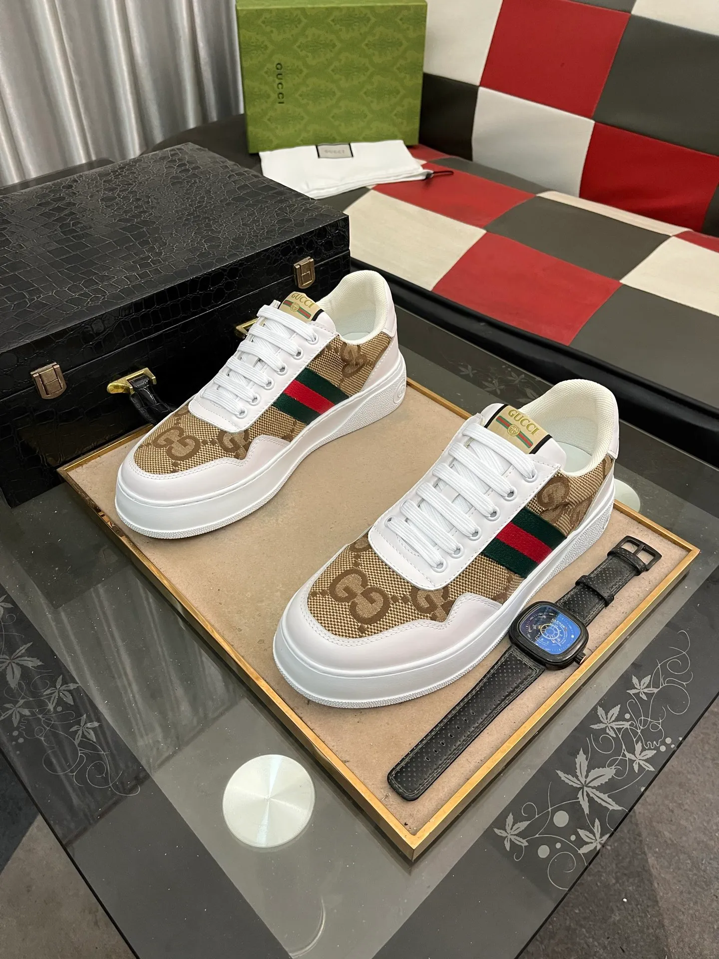 Men's shoes💰420⌚️⌚️[GUCCI] Gucci men's casual shoes are absolutely popular🔥The ultimate matching item for trendy men! The charm of super texture is unstoppable. This is the main recommendation. The upper is made of high-quality cowhide, with pig lining feet and wear-resistant rubber sole. It is noble and elegant! Extremely comfortable🎁🎁You can be as handsome as you want💪 Size 38-44! 3️⃣colors available